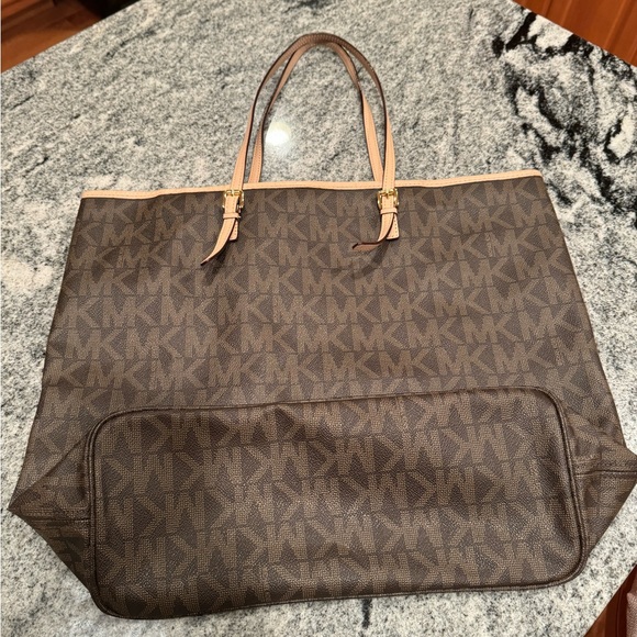 Large Michael Kors shoulder Totes - Picture 4 of 5